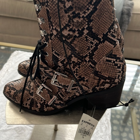 NWT  Express animal print boot with laces and buckles - Picture 3 of 5